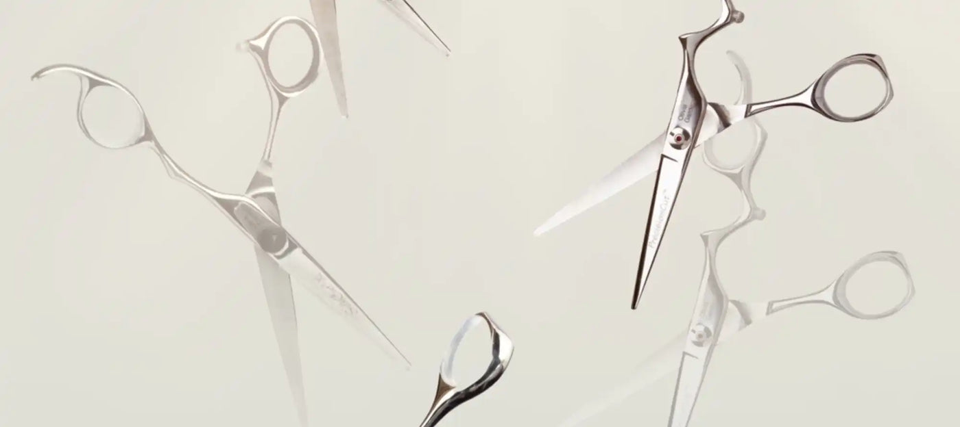 Mai multe foarfeci de culoare argintie.