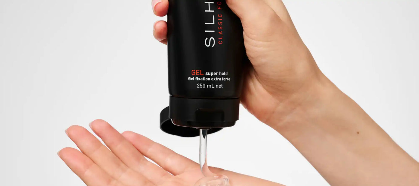 Gel de păr fiind distribuit.