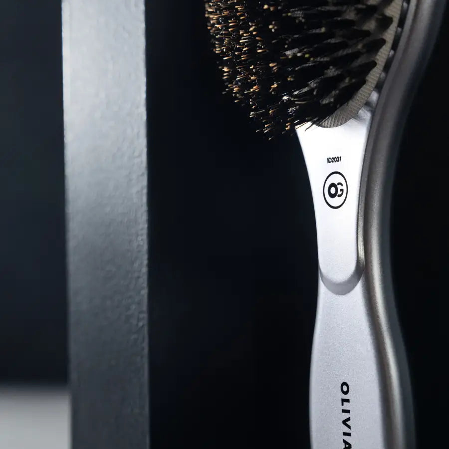 Perie profesională Olivia Garden Expert Care Oval Silver cu peri naturali de mistreț pentru strălucire și îngrijire