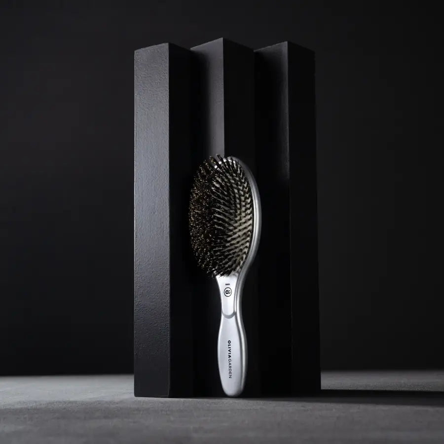 Perie profesională Olivia Garden Expert Care Oval Silver cu peri naturali de mistreț pentru strălucire și îngrijire
