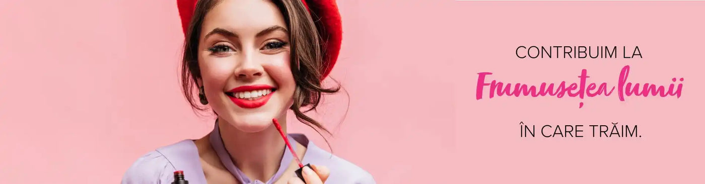 O persoană zâmbitoare purtând o beretă roșie pe un fundal roz.