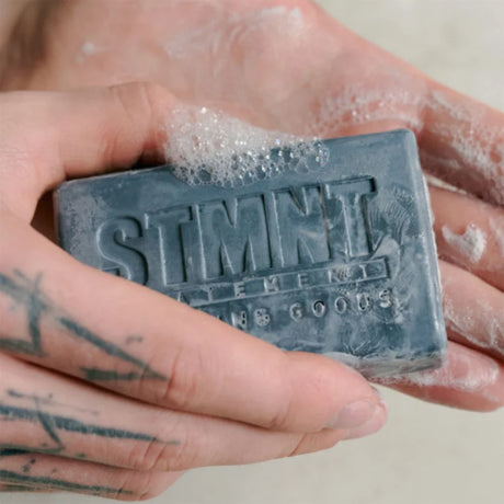 STMNT Grooming Goods Hair & Body Cleansing Bar 125g – Șampon/Săpun Solid cu Efect de Curățare Naturală și Revitalizare